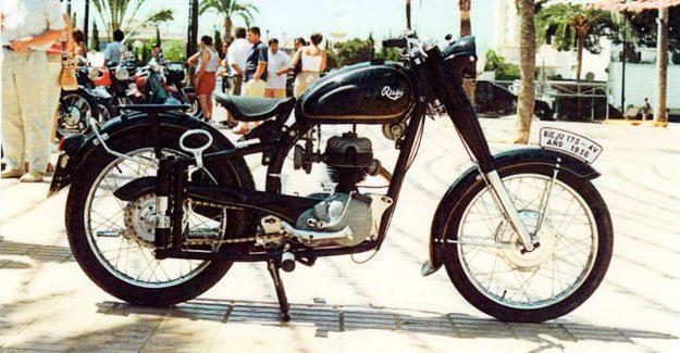 Moto Rieju-175 de 1956 restaurada + recambios