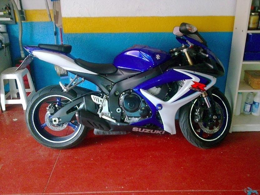 susuki gsxr 600 126 cv azul y blanca