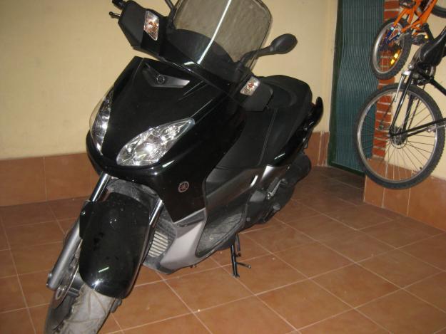 moto scooter xmax yamaha de 125 cc matriculada en septiembre del 2008 con 2000 km y