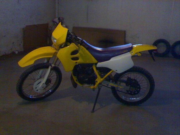 VENDO  mi moto Suzuki RMX 50cc del 2000 por 450 euros 685 390 670