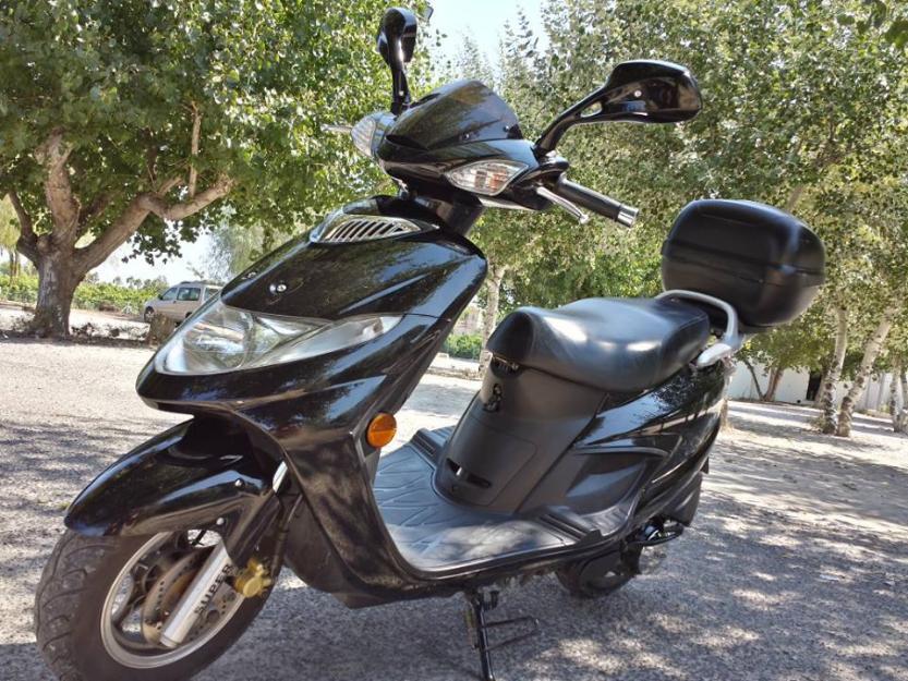 Se vende moto scooter suzuki 125